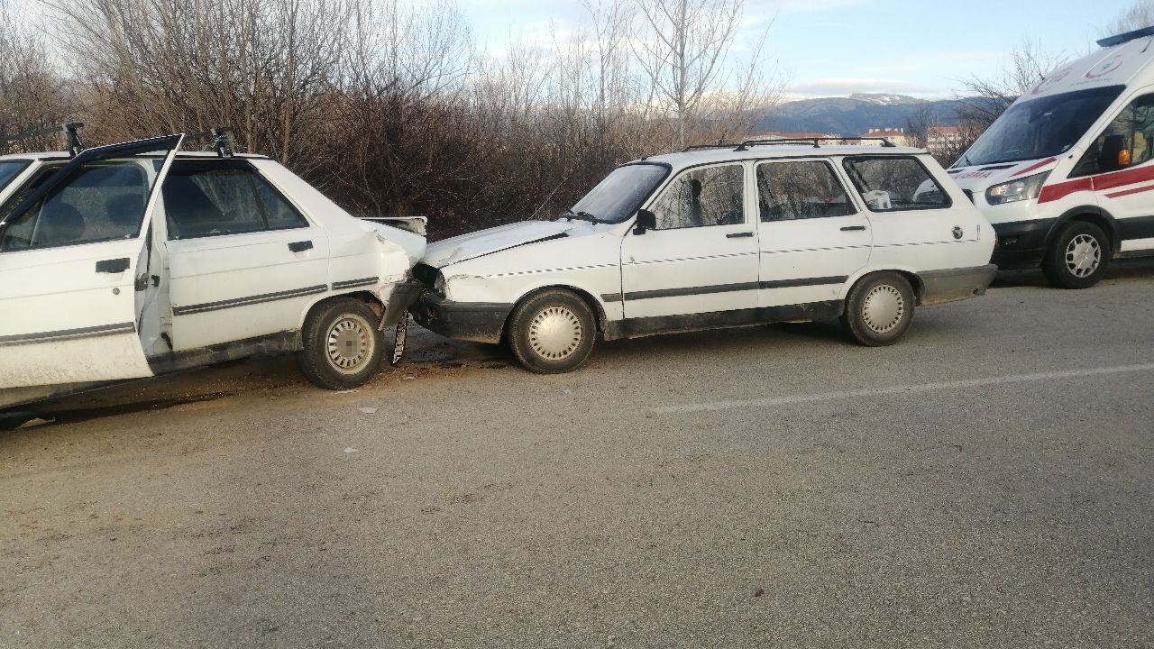 Isparta’da 3 araçlı zincirleme kaza: 4 yaralı
