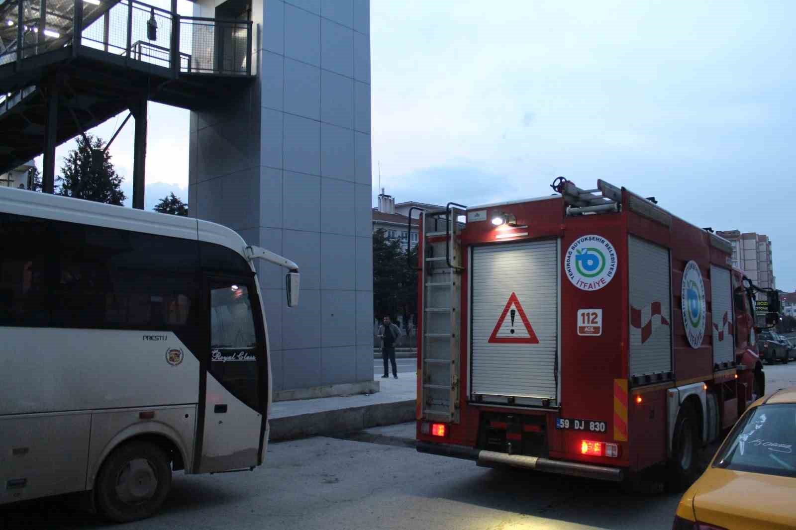 &Uuml;st ge&ccedil;it asans&ouml;r&uuml;nde mahsur kalan kadını itfaiye kurtardı

