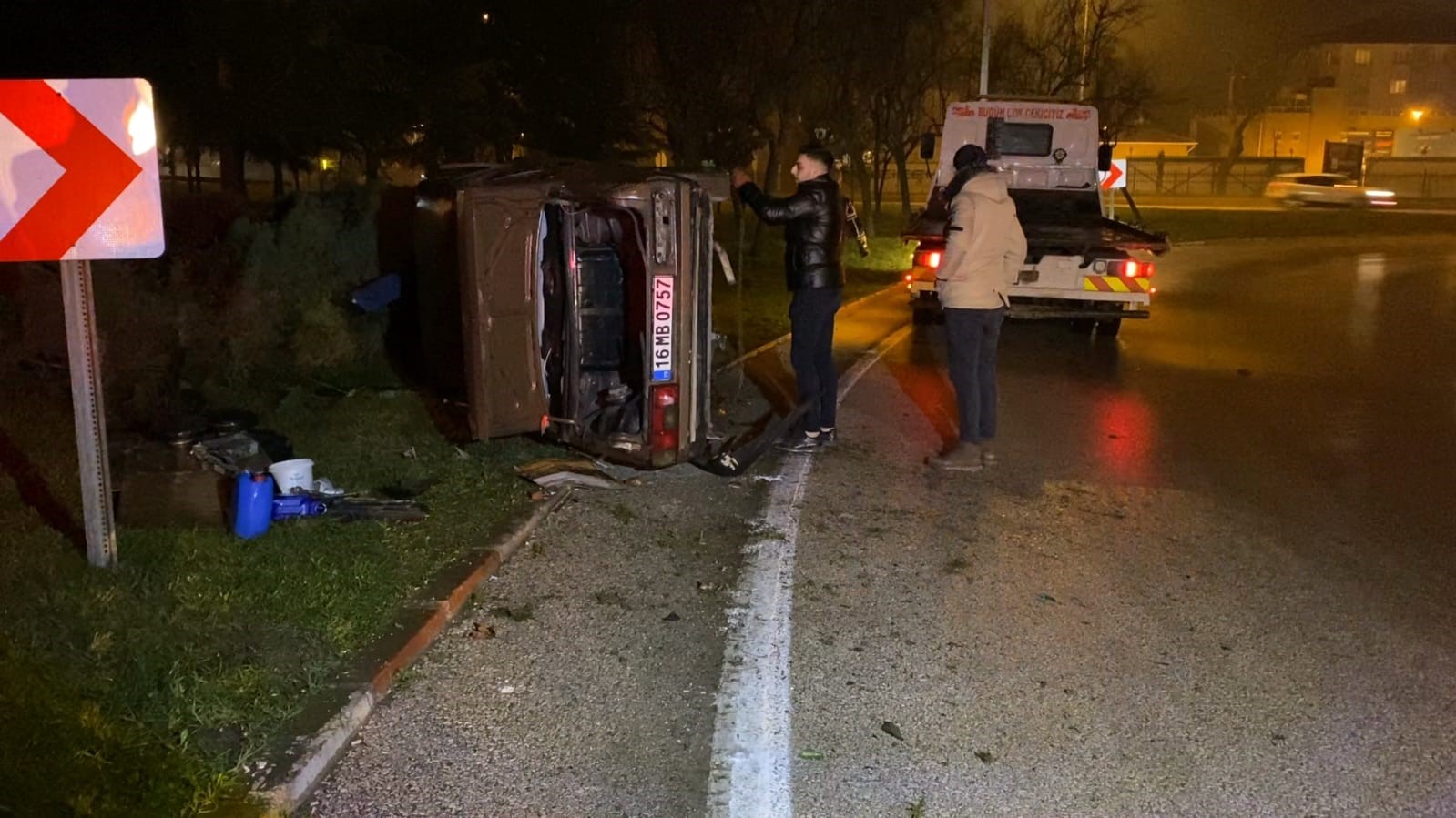 Refüje çarpan otomobil takla attı: 1 yaralı