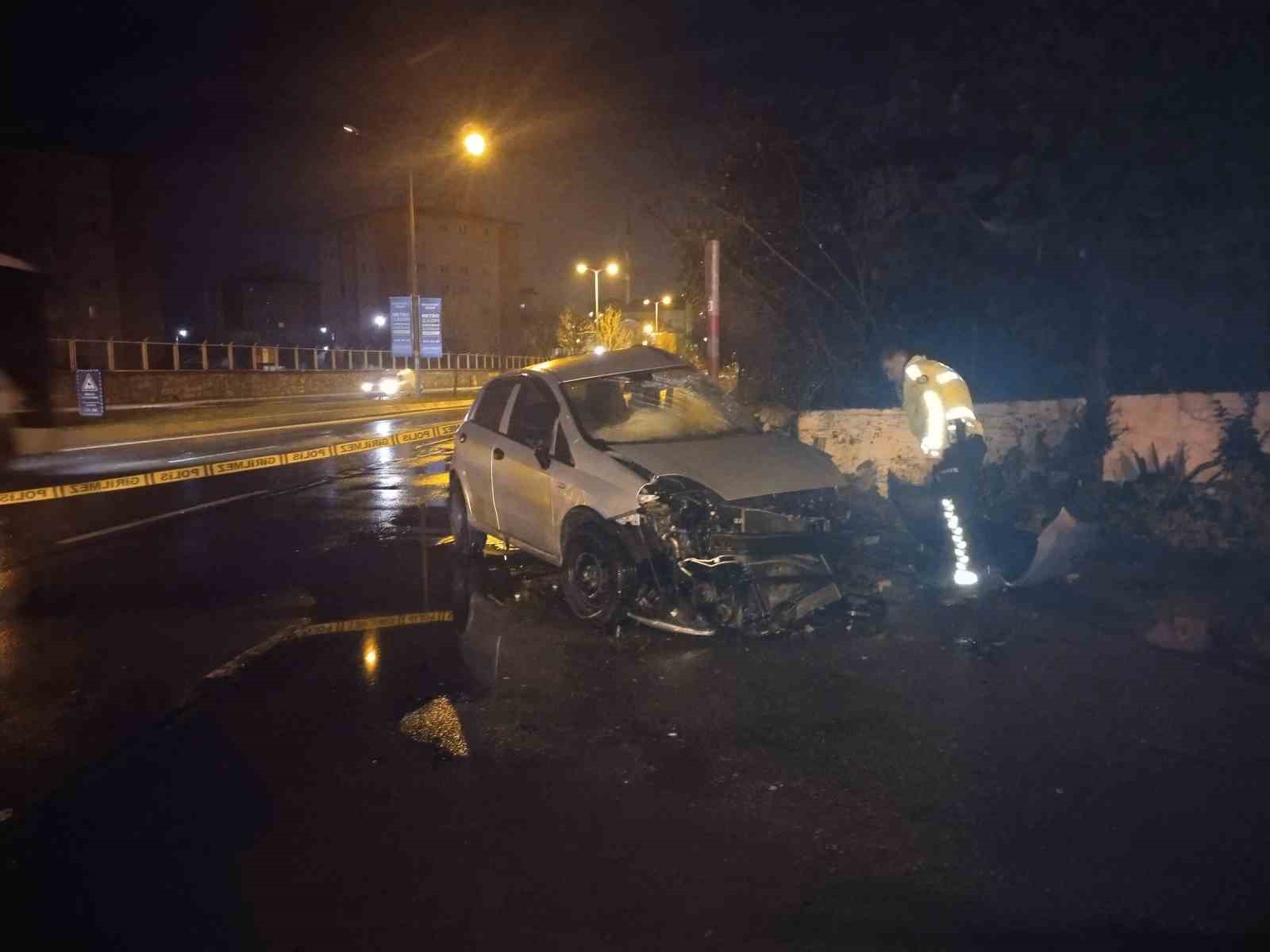 Pendik’te kontrolden çıkan araç duvara çarptı: 2 yaralı