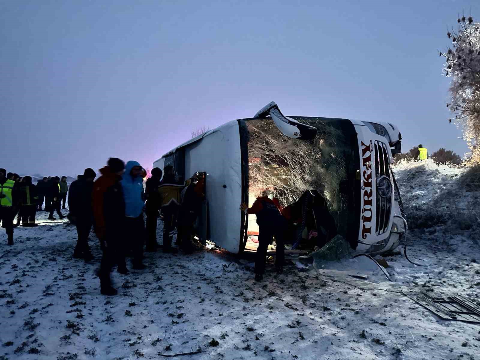 Kastamonu-Taşköprü karayolunda otobüs devrildi, ekipler olay yerine sevk edildi