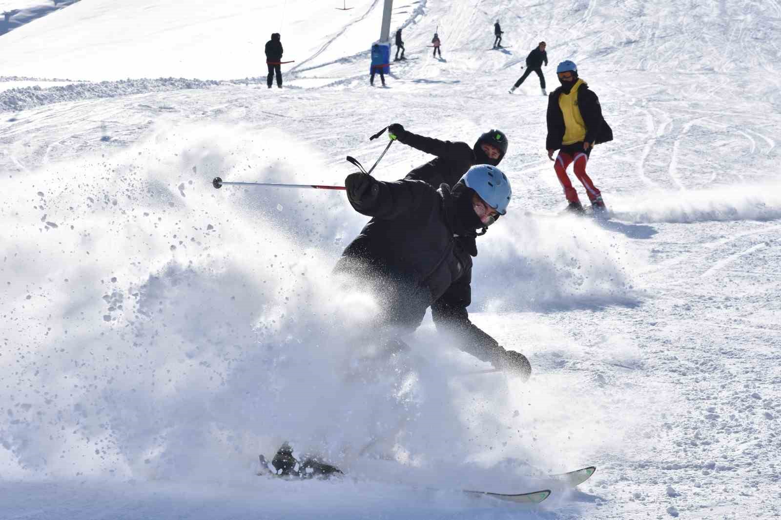 Bitlis’teki kayak tesisi yarıyıl tatilinde dolup taştı
