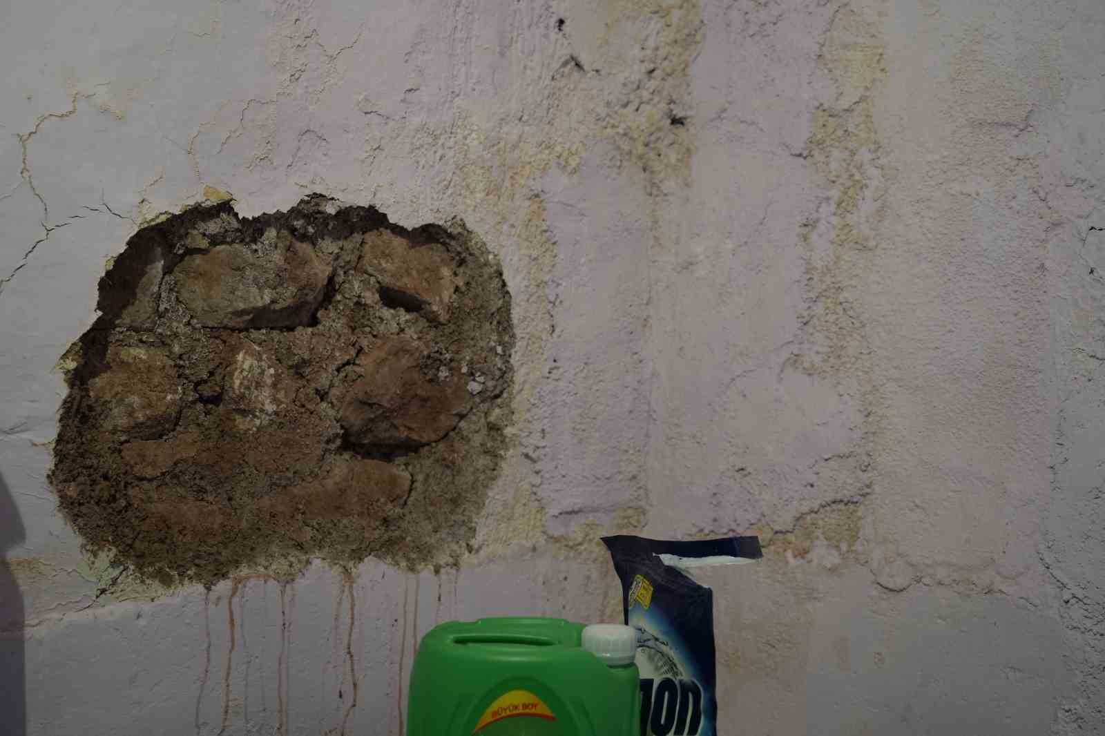 G&uuml;m&uuml;şhane&rsquo;de yaşayan aile yıllardır evlerini basan su nedeniyle mağduriyet yaşıyor
