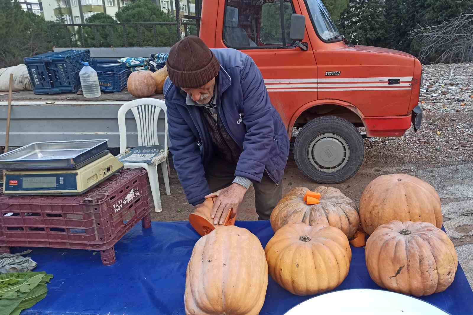 71 yaşında ekmeğinin peşinde