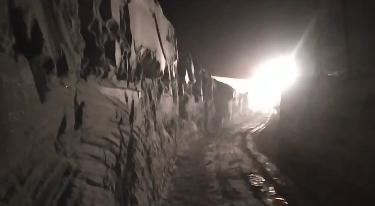 Y&uuml;ksekova&rsquo;da kep&ccedil;e boyunu aşan karda yol a&ccedil;ma &ccedil;alışması
