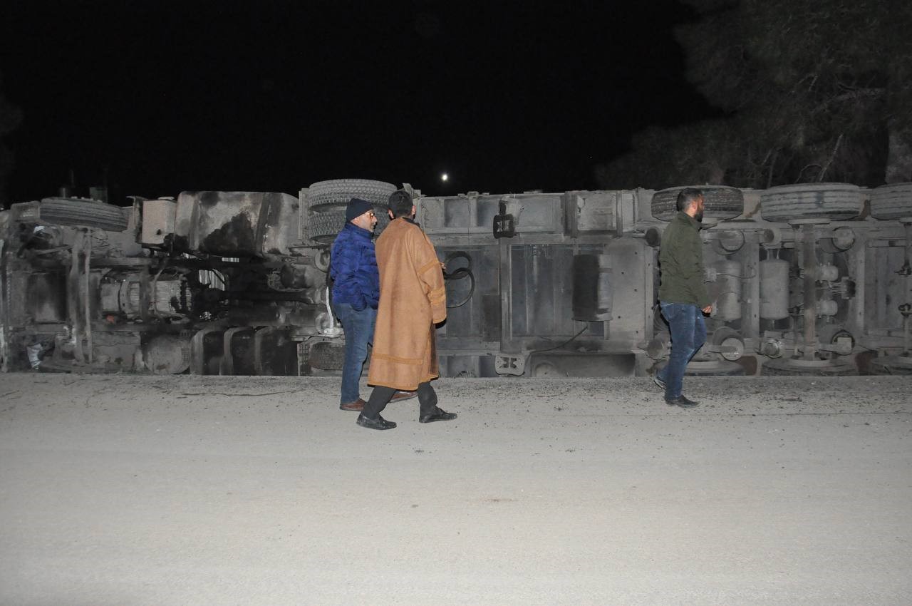 Şanlıurfa’da buğday yüklü tır devrildi: 1 yaralı