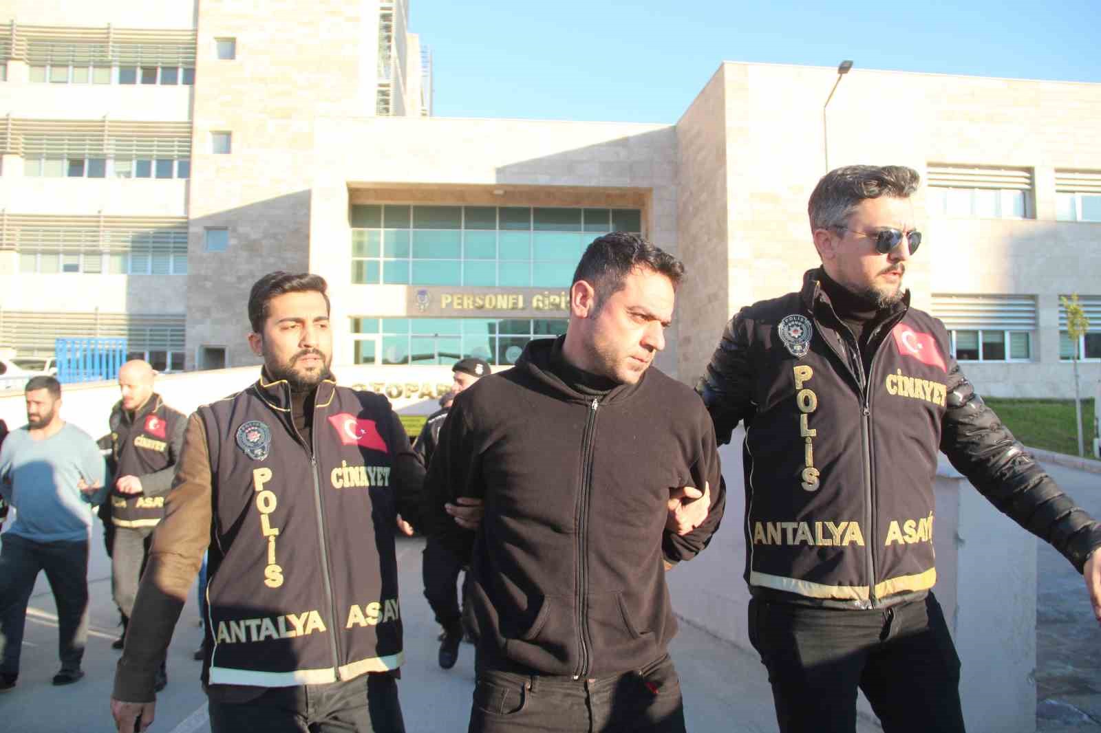 Antalya&rsquo;da kurye ve baldız cinayeti ş&uuml;phelisi 3 kişi adliyeye sevk edildi
