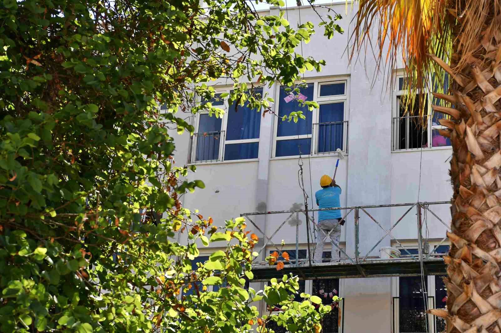 Konyaaltı’nda okullara bakım
