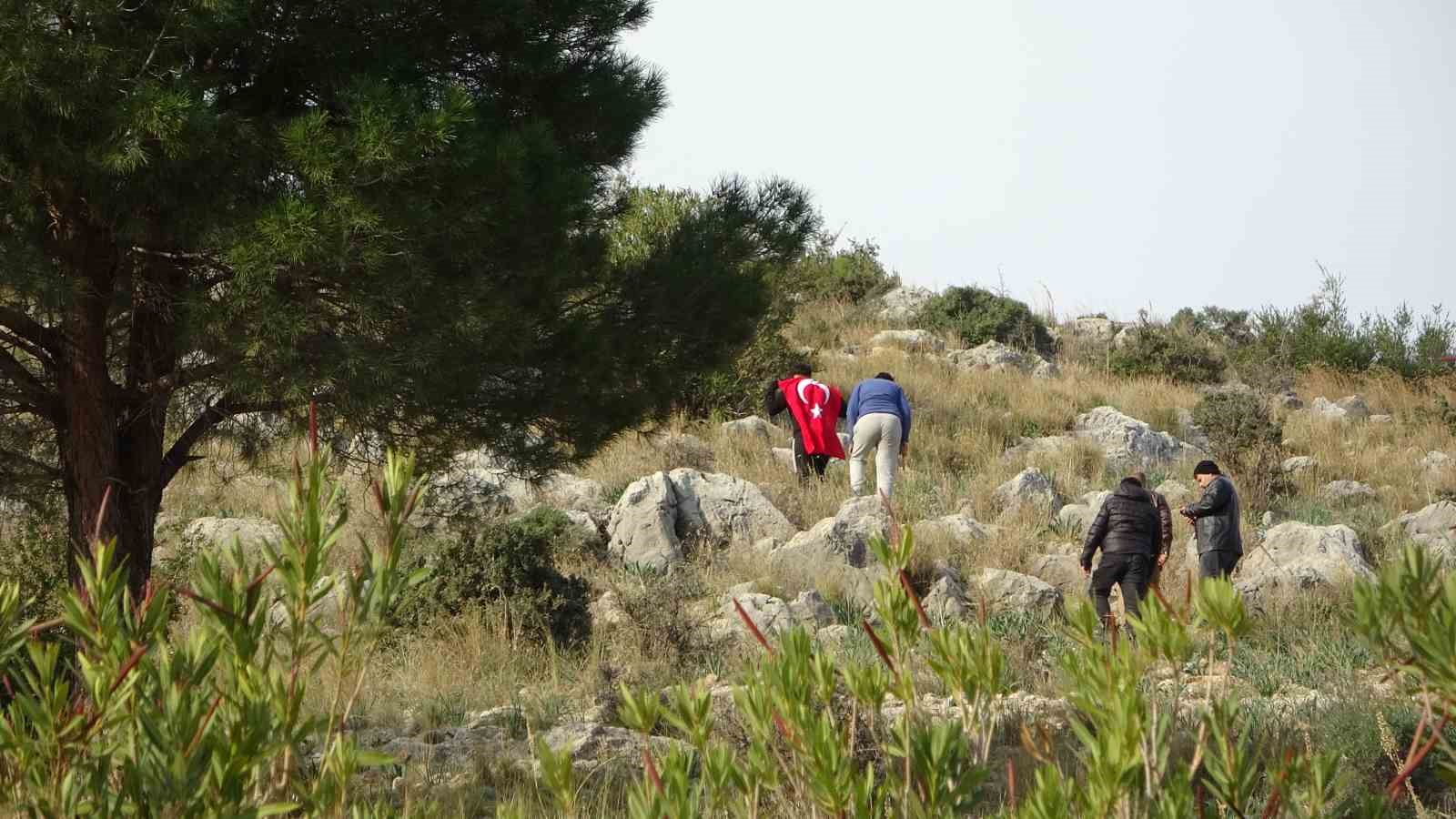 Şehidin adına sancağa bayrak diken genç ölünce, geleneği kardeşi devraldı