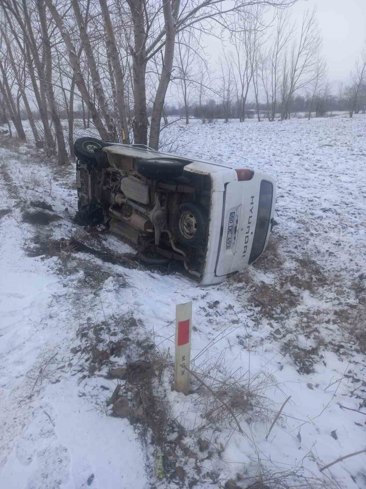 Minibüs kayganlaşan yolda devrildi: 3 yaralı