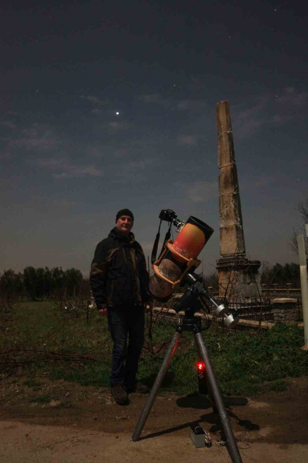 (Özel) Dondurucu soğukta saatlerce bekledi, Gezeravcı’nın dolunay önünden geçişini fotoğrafladı