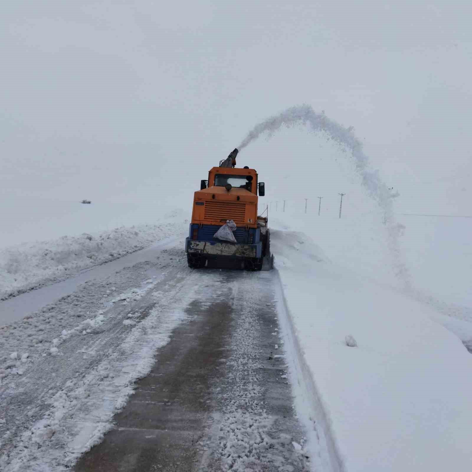 Y&uuml;ksekova&rsquo;da kapalı yollar a&ccedil;ılıyor
