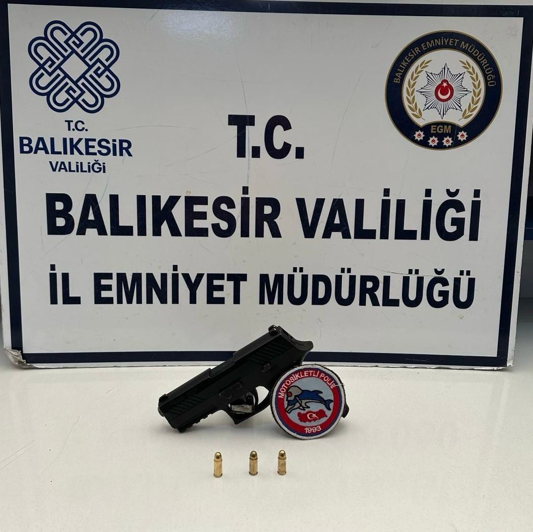 Motosikletli polis 2 şahısta tabanca ve uyuşturucu madde ele ge&ccedil;irdi
