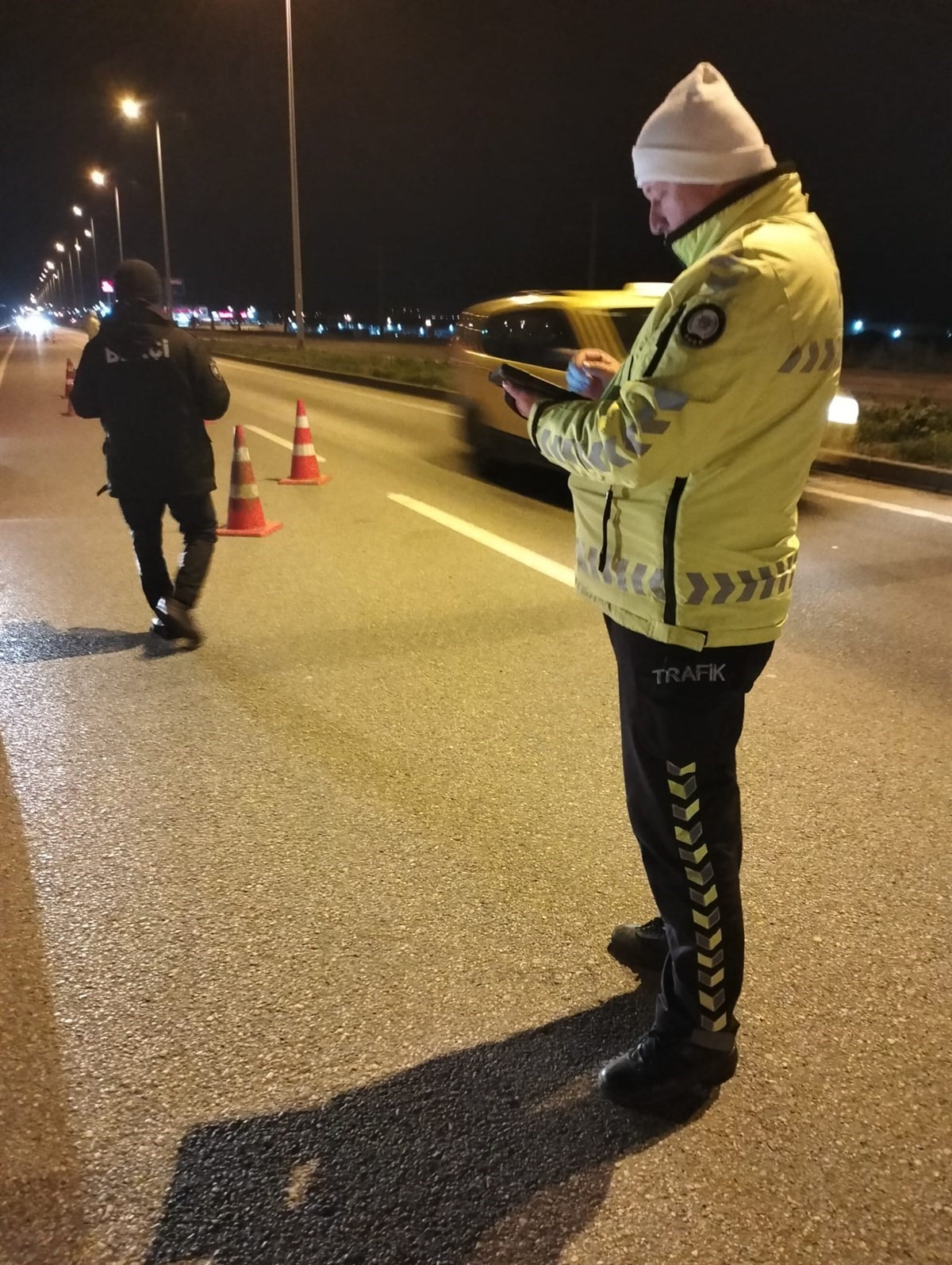 Polis ekipleri aranan 3 şahsı yakaladı