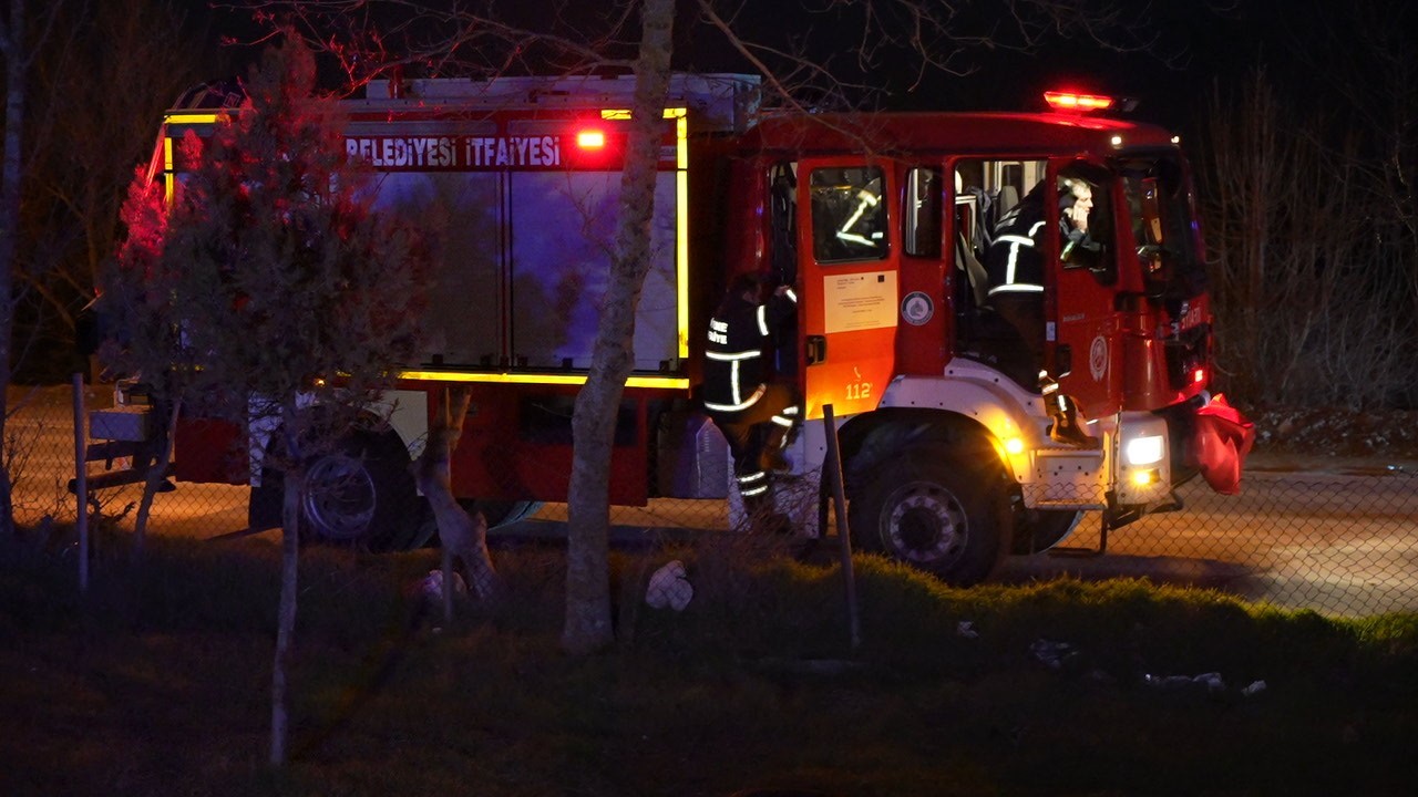 Takla atan otomobilden &ccedil;ıkarılan s&uuml;r&uuml;c&uuml; ambulansta şoka girdi
