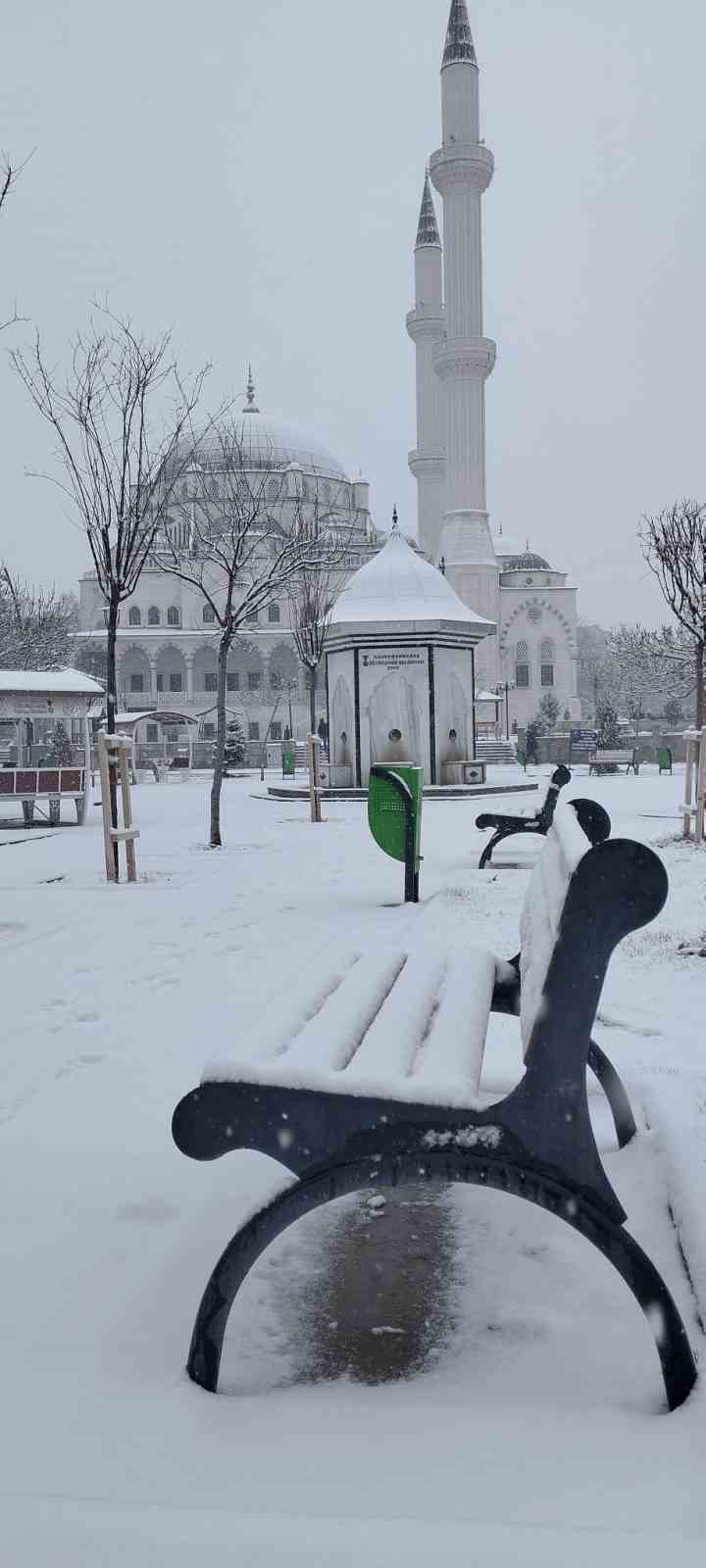Kahramanmaraş&rsquo;ta yağan kar, kartpostallık g&ouml;r&uuml;nt&uuml;ler oluşturdu
