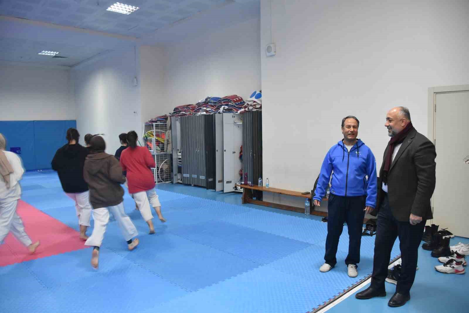 Taekwondo ve eskrim sporcuları yarıyıl tatilini verimli geçiriyor
