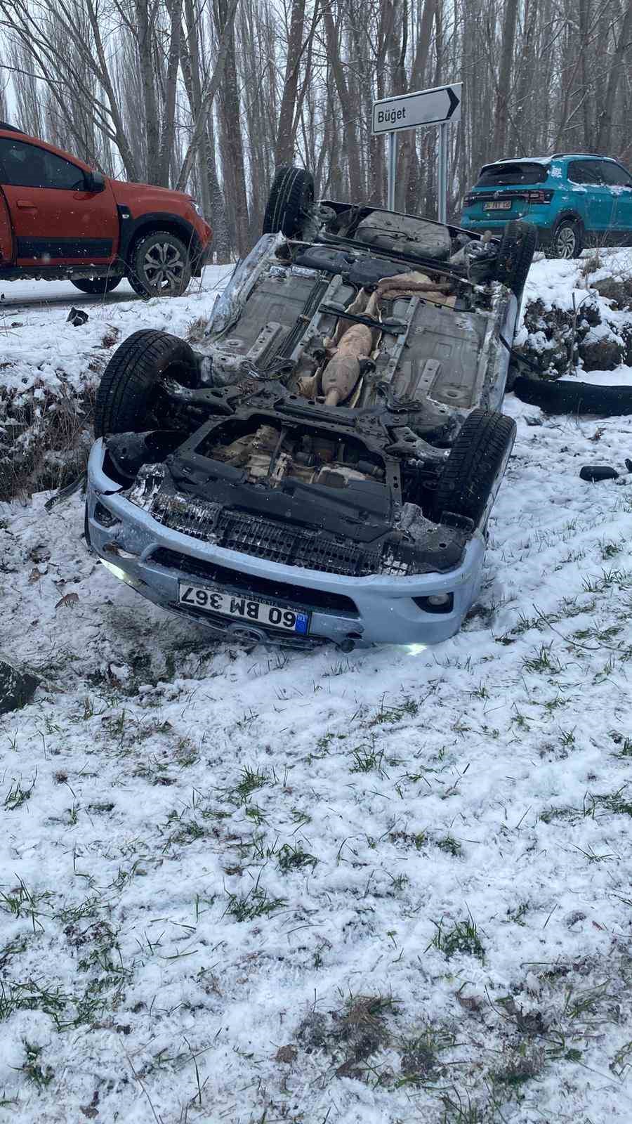 Sağlık &ccedil;alışanlarını taşıyan otomobil takla attı: 5 yaralı
