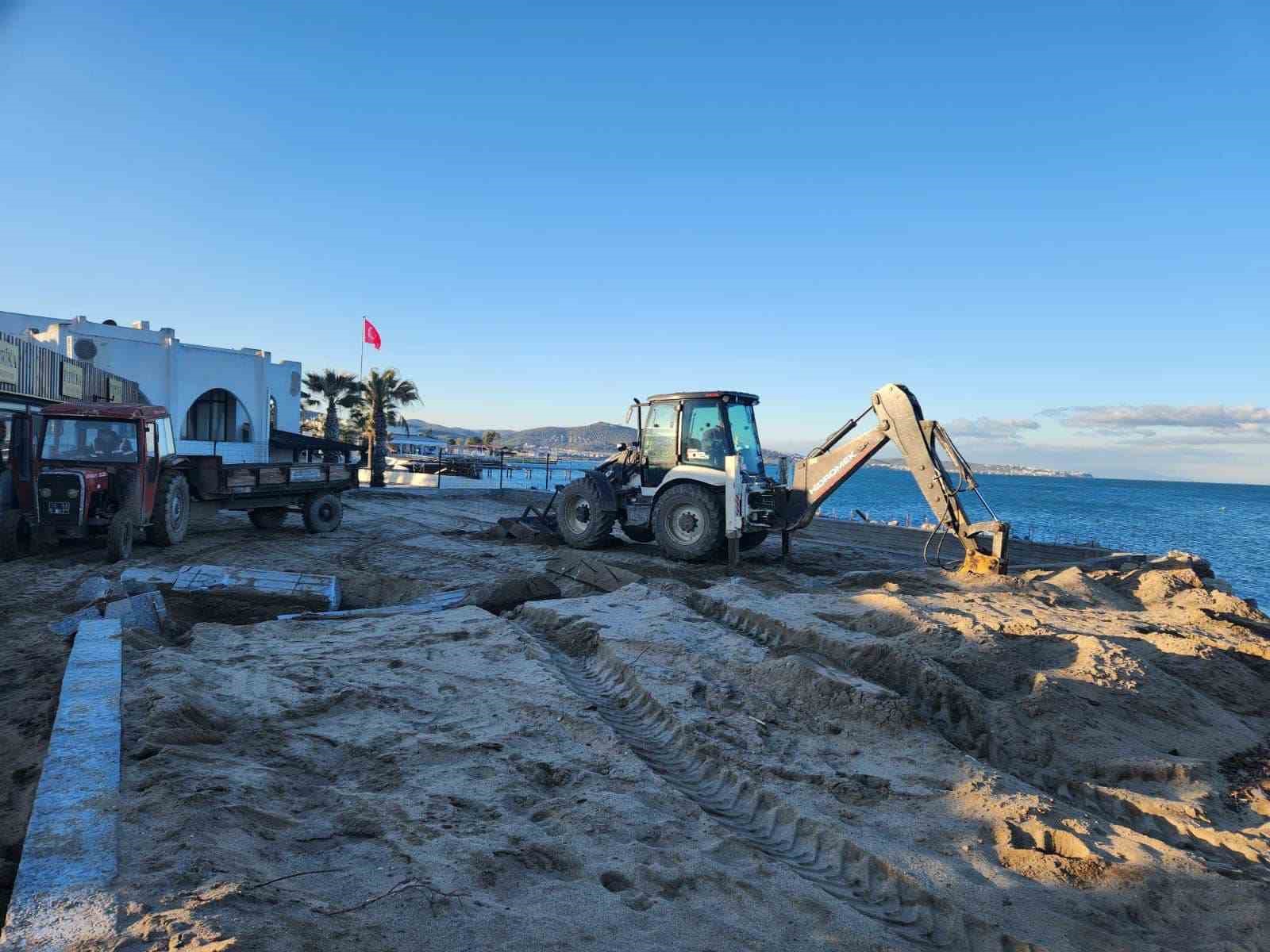 Ören Plajı’nda izinsiz yapılan beton setler yıkıldı