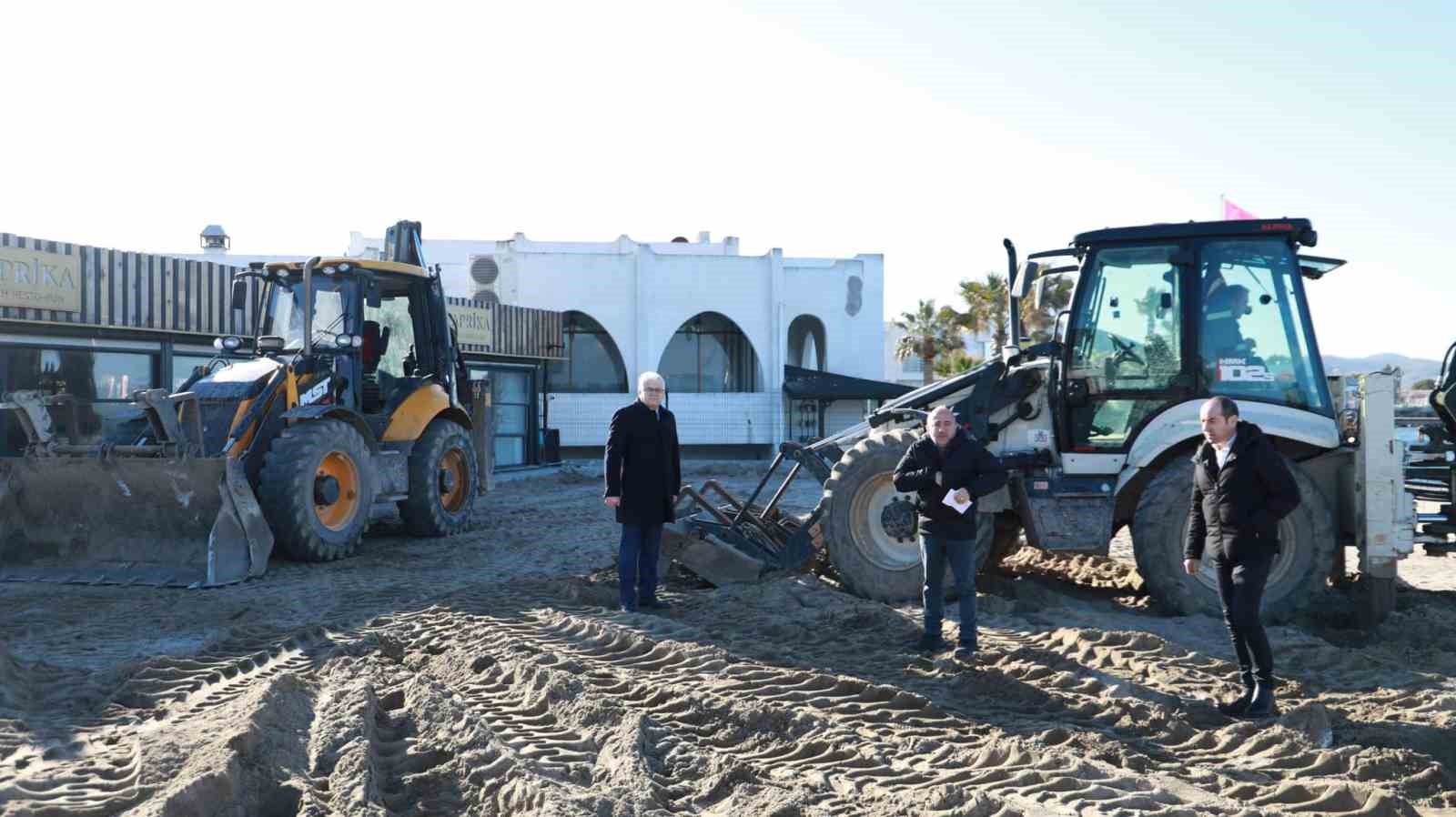 &Ouml;ren Plajı&rsquo;nda izinsiz yapılan beton setler yıkıldı
