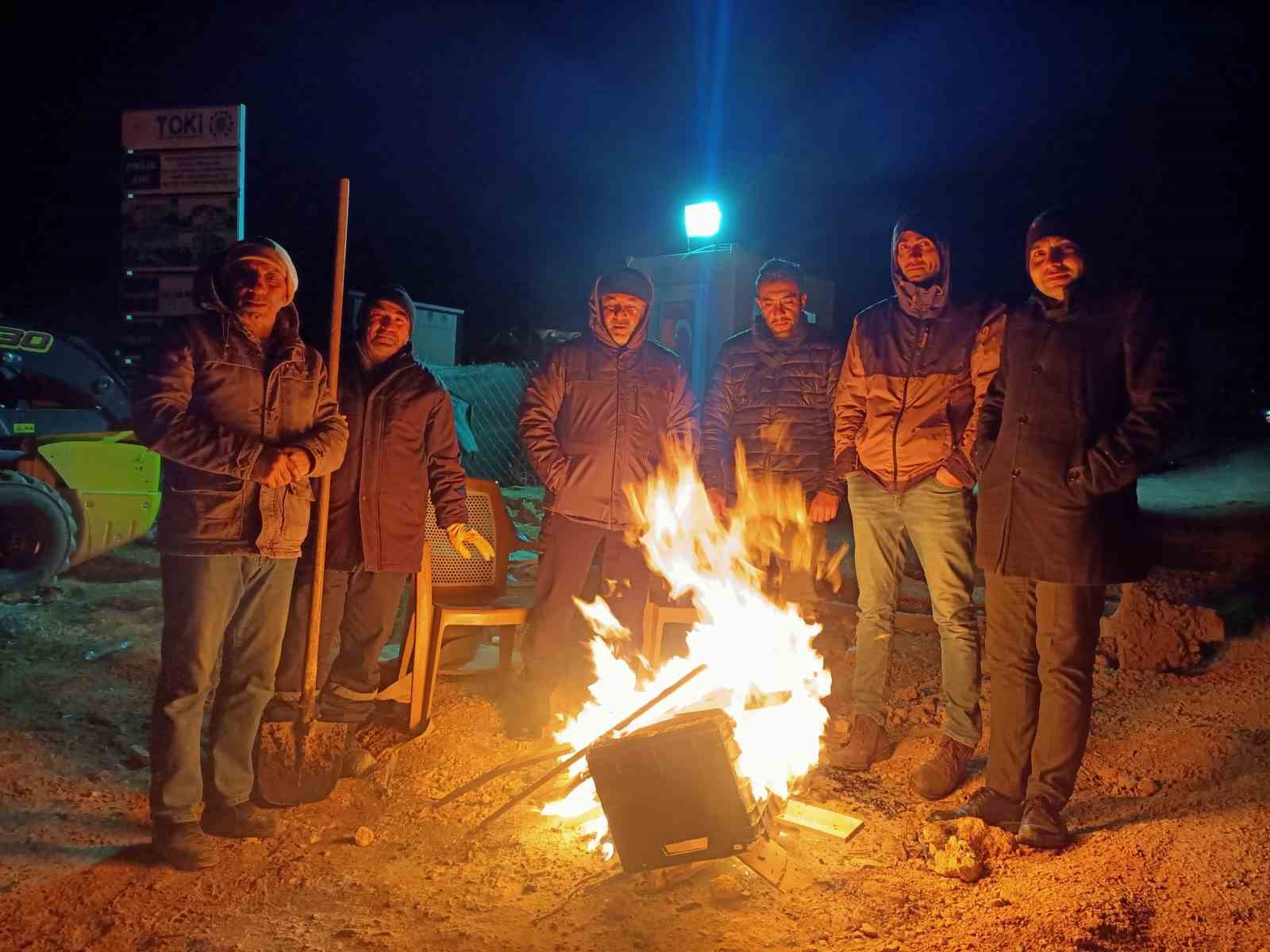 Afşin’de deprem konutlarının yolu asfaltlanıyor