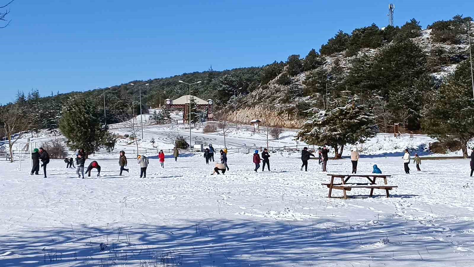 Spil'e kar yağdı, İzmirliler kar keyfi yaptı İhlas Haber Ajansı