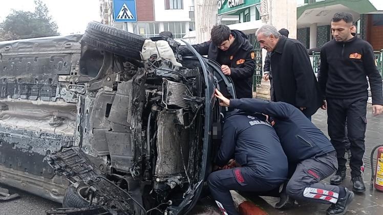 Siirt’te refüje çarpan otomobil takla attı