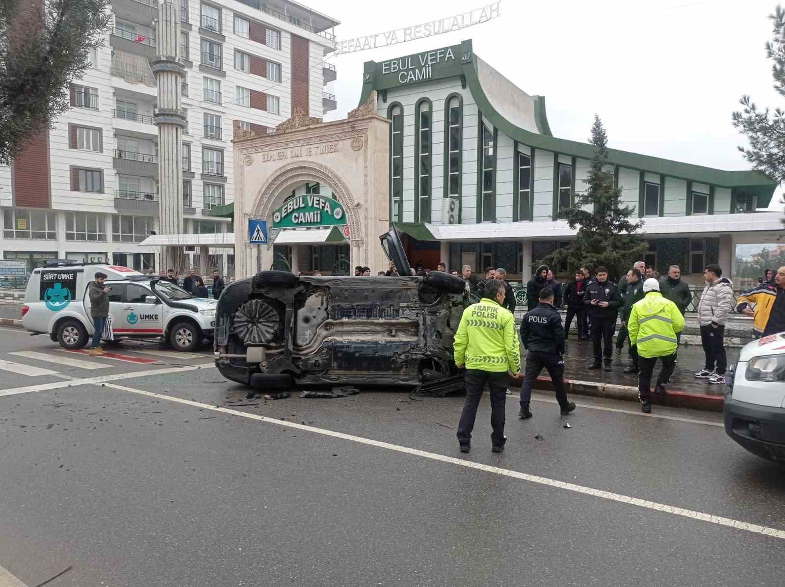 Siirt&rsquo;te ref&uuml;je &ccedil;arpan otomobil takla attı
