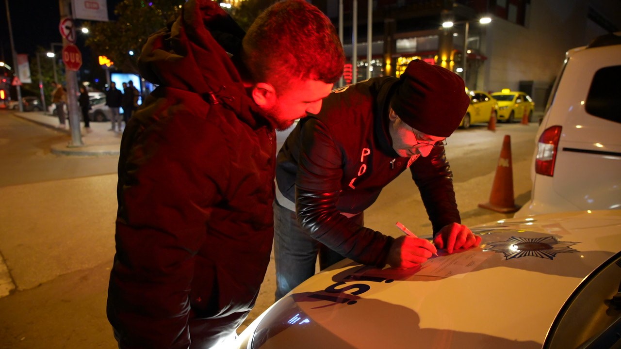 Edirne&rsquo;de şok uygulamada didik didik aranan ara&ccedil;larda silahlar ele ge&ccedil;irildi
