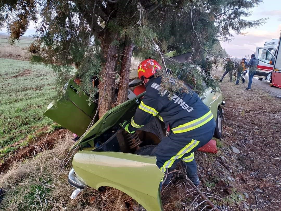 Yol kenarındaki ağaca çarpan otomobil hurdaya döndü: 2 yaralı