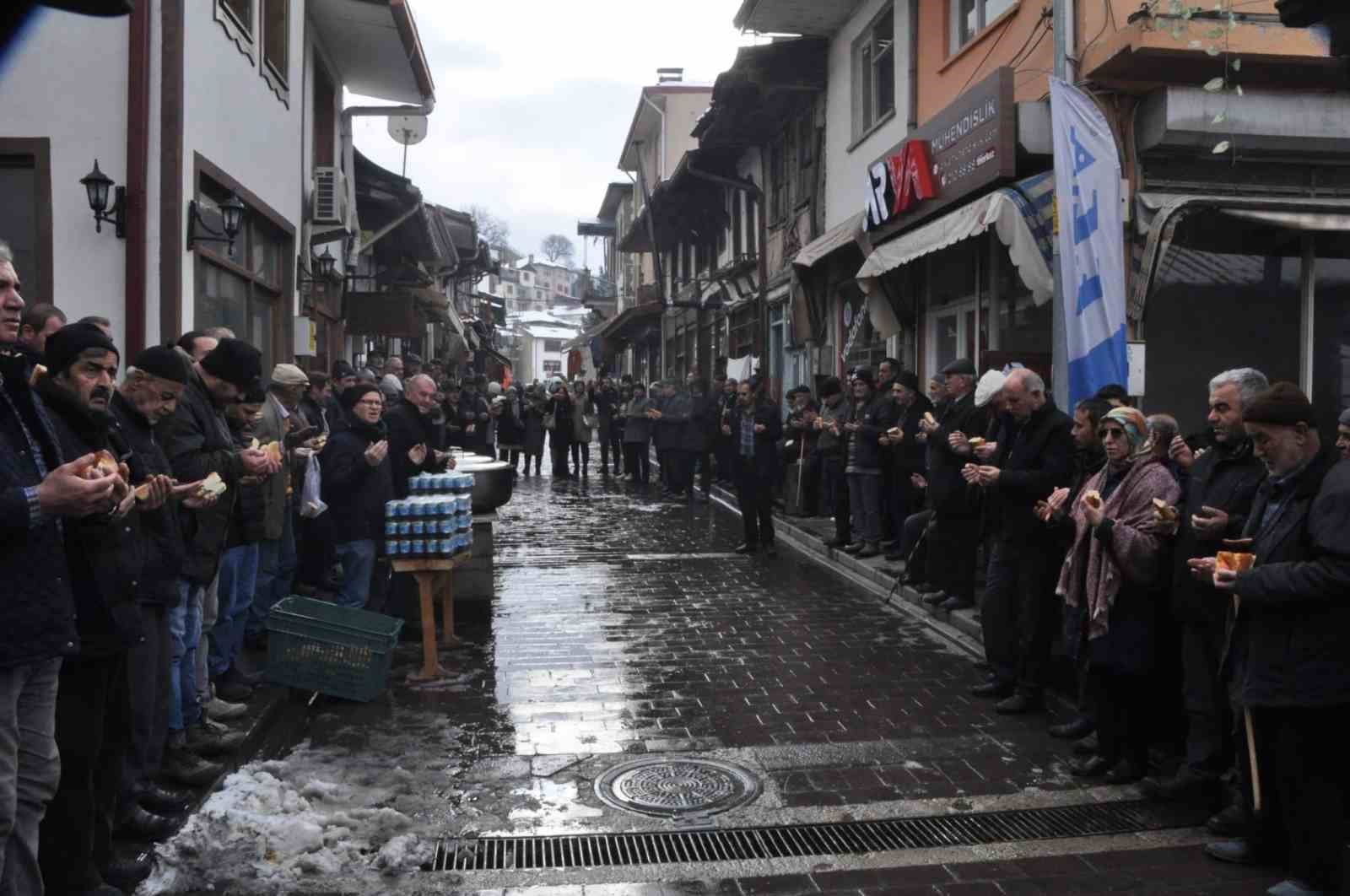 Soğuğa aldırış etmeden geleneği sürdürdüler
