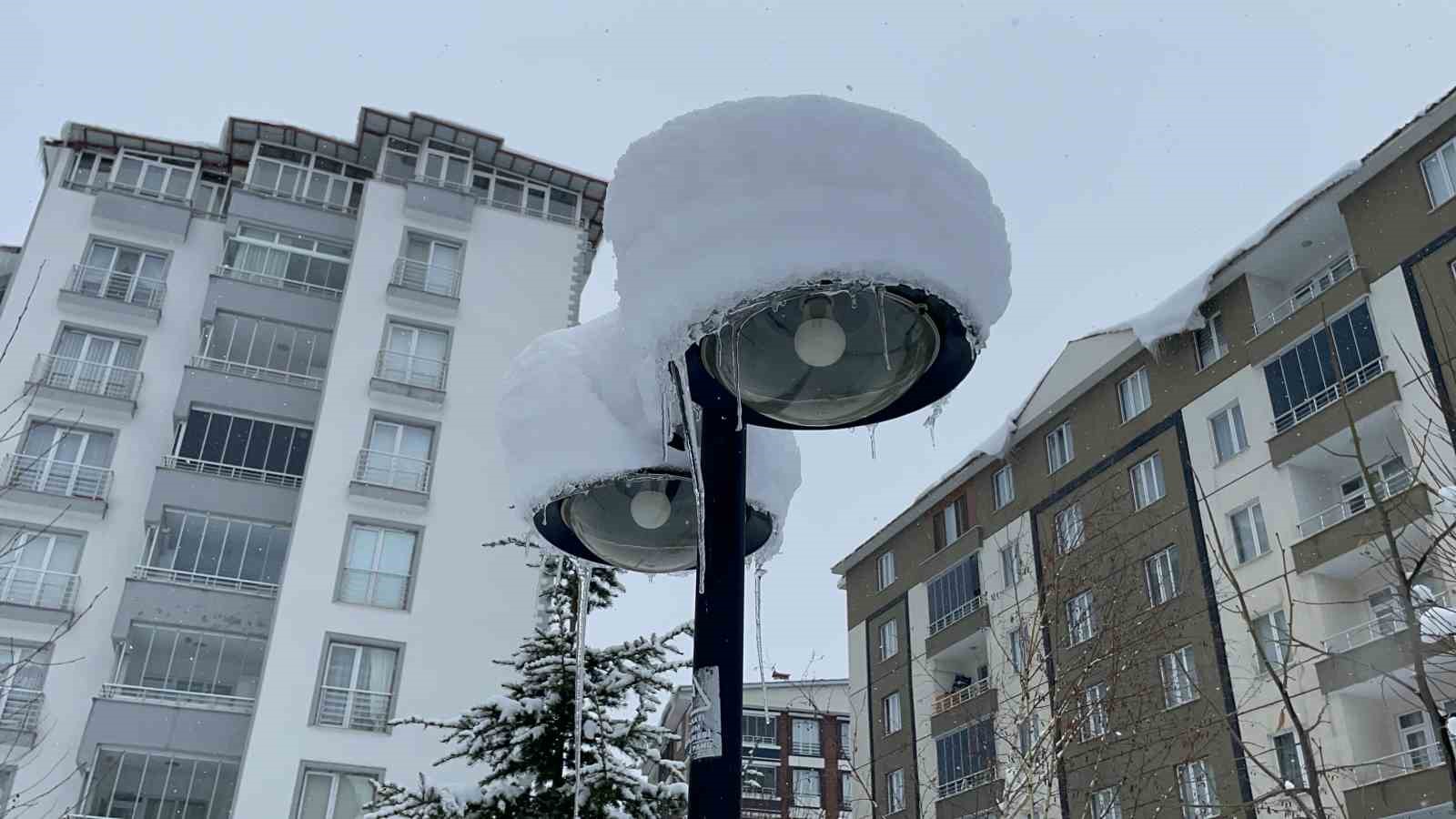 Tatvan&rsquo;da biriken karlar yer yer 3 metreyi ge&ccedil;ti
