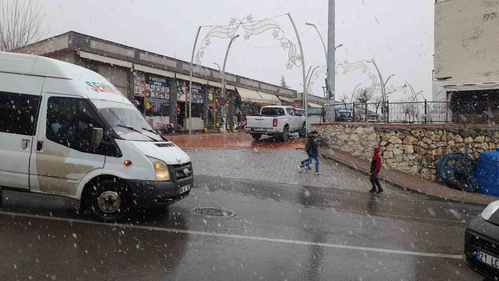 Diyarbakır’da yüksek kesimlere mevsimin ilk karı yağdı
