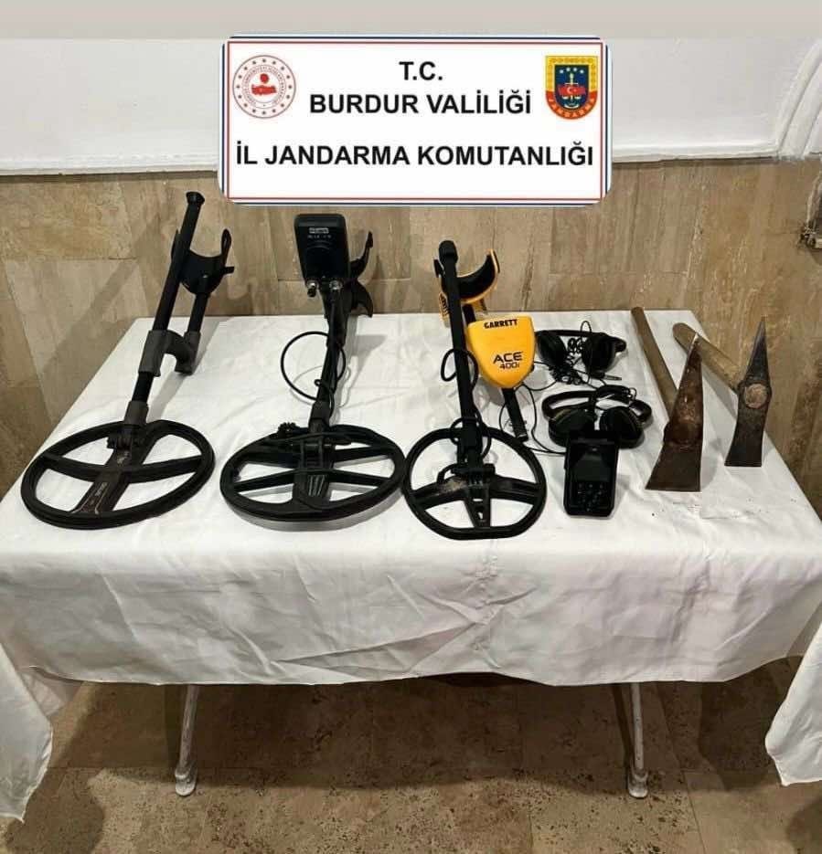Burdur&rsquo;da uyuşturucu ve ka&ccedil;ak&ccedil;ılık operasyonunda 2 şahıs tutuklandı
