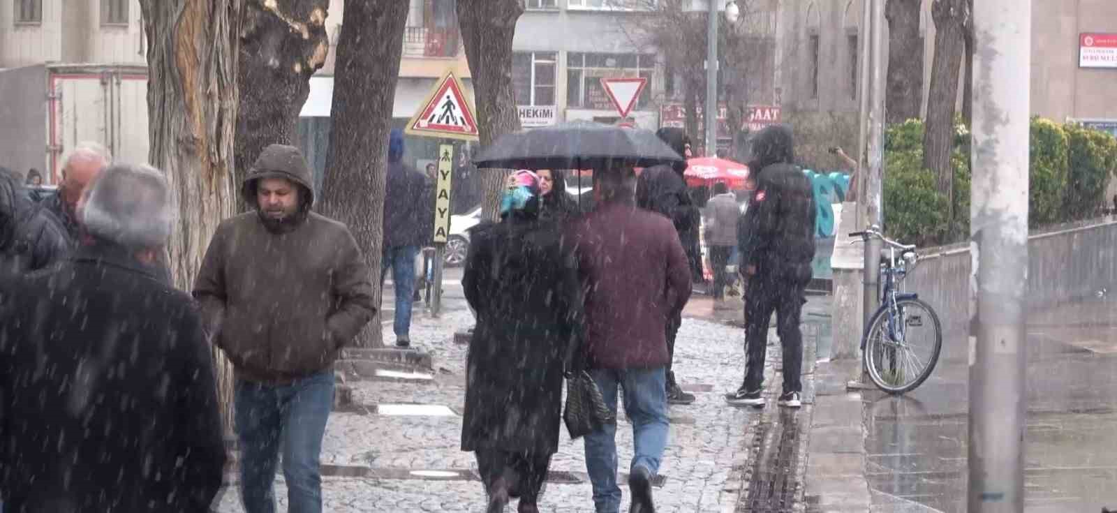 Aksaray&rsquo;da yılın ilk karı yağdı
