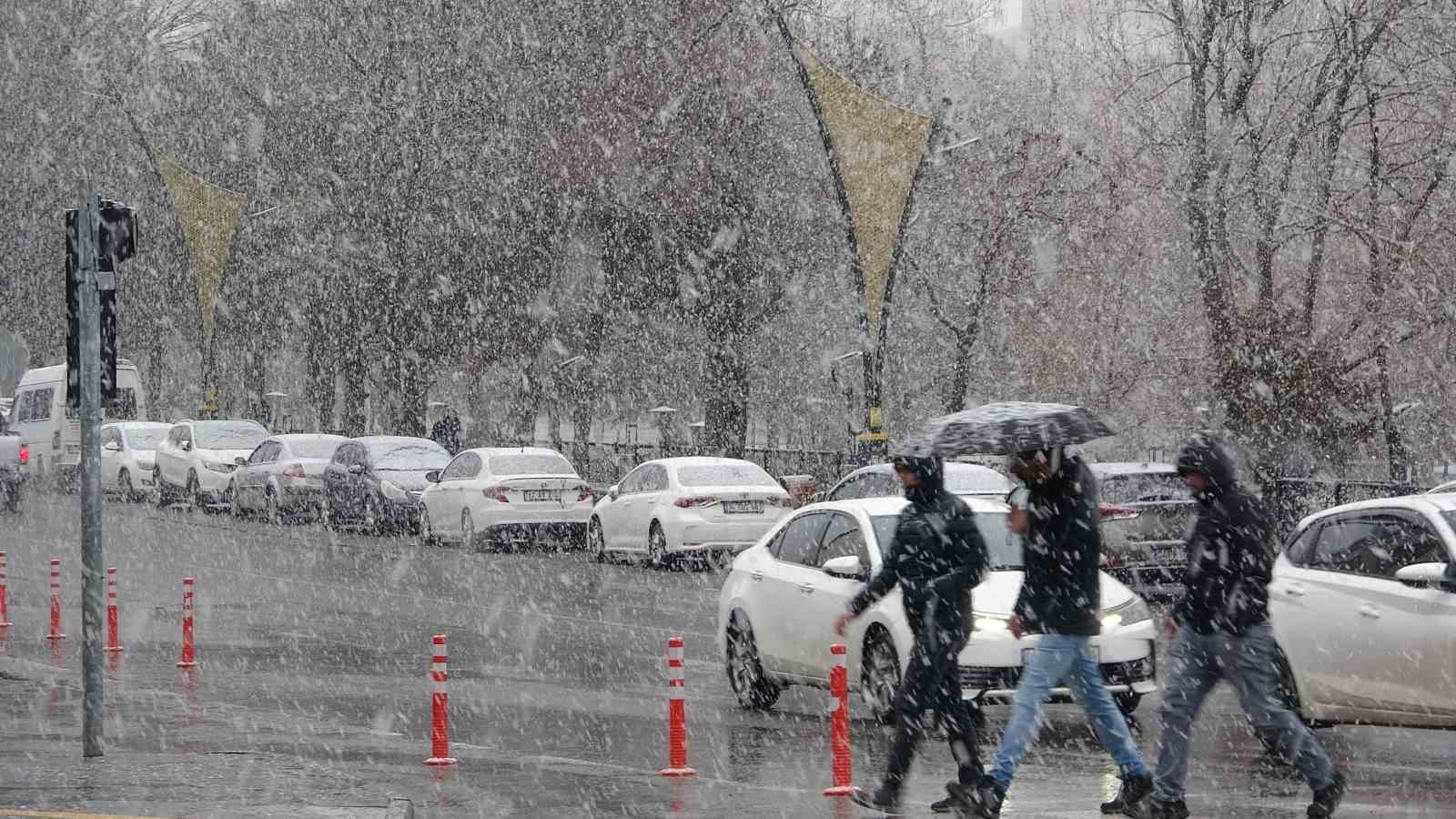 Bing&ouml;l merkezde beklenen kar yağışı başladı

