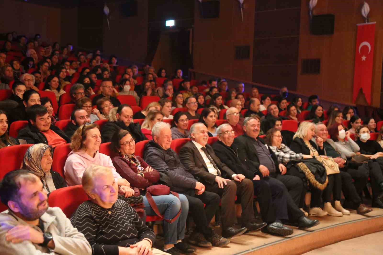 Efeler’de ’Hamdi’nin İşleri Orta Oyunu’ tiyatroseverlerle yeniden buluştu
