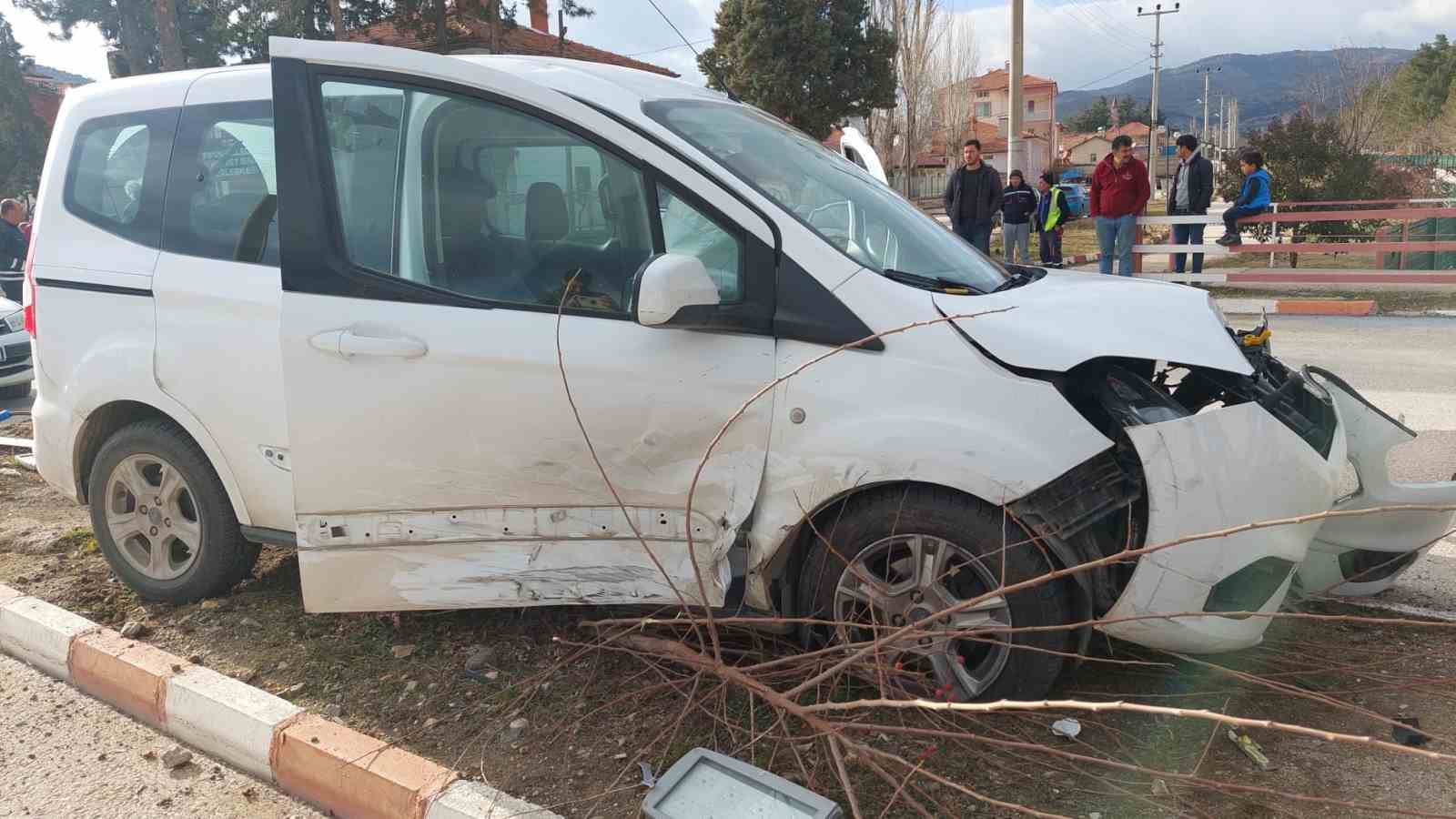 Burdur&rsquo;da trakt&ouml;r ile hafif ticari ara&ccedil; &ccedil;arpıştı: 1 yaralı
