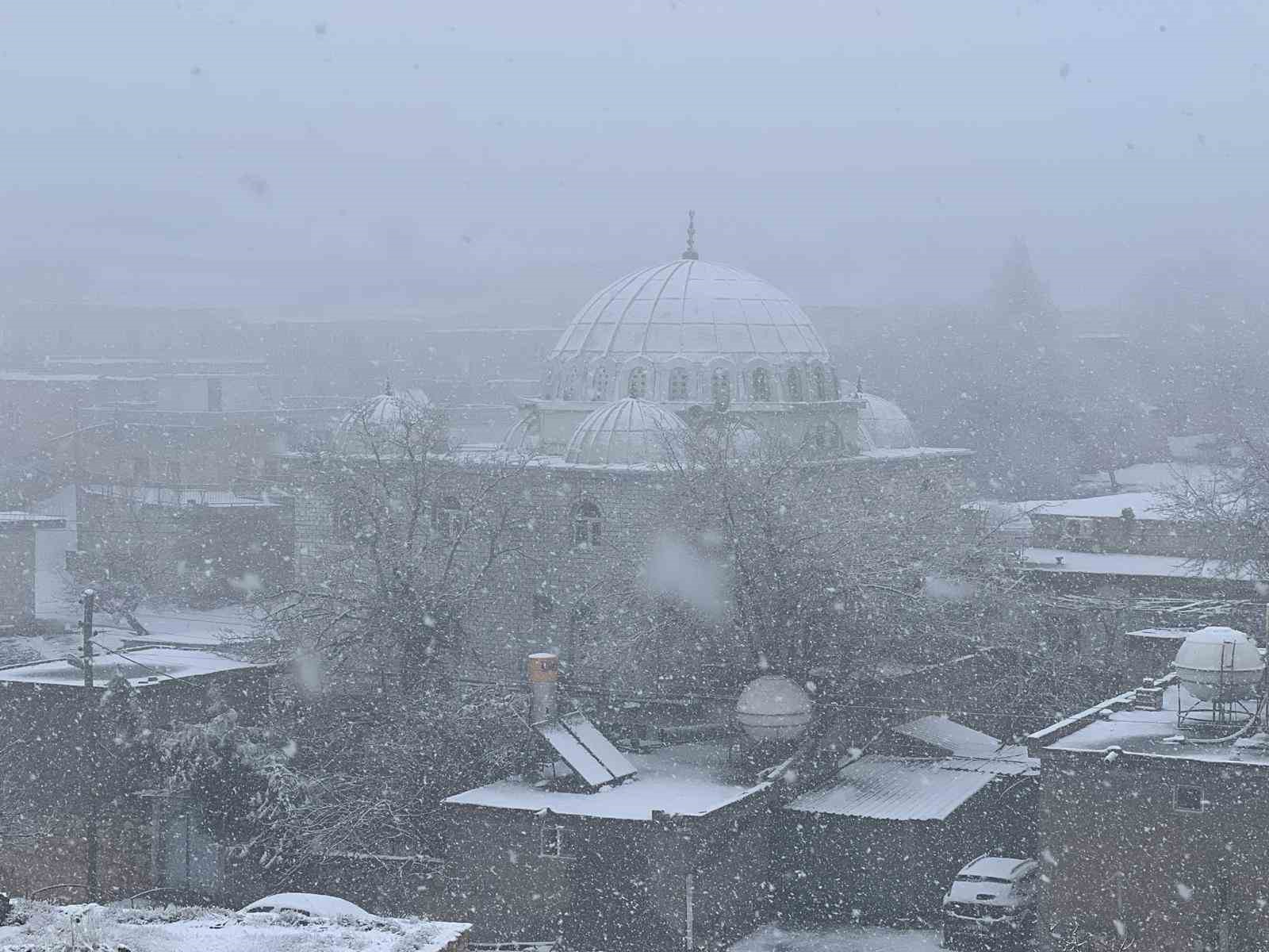 Mardin’de mevsimin ilk karı yağdı