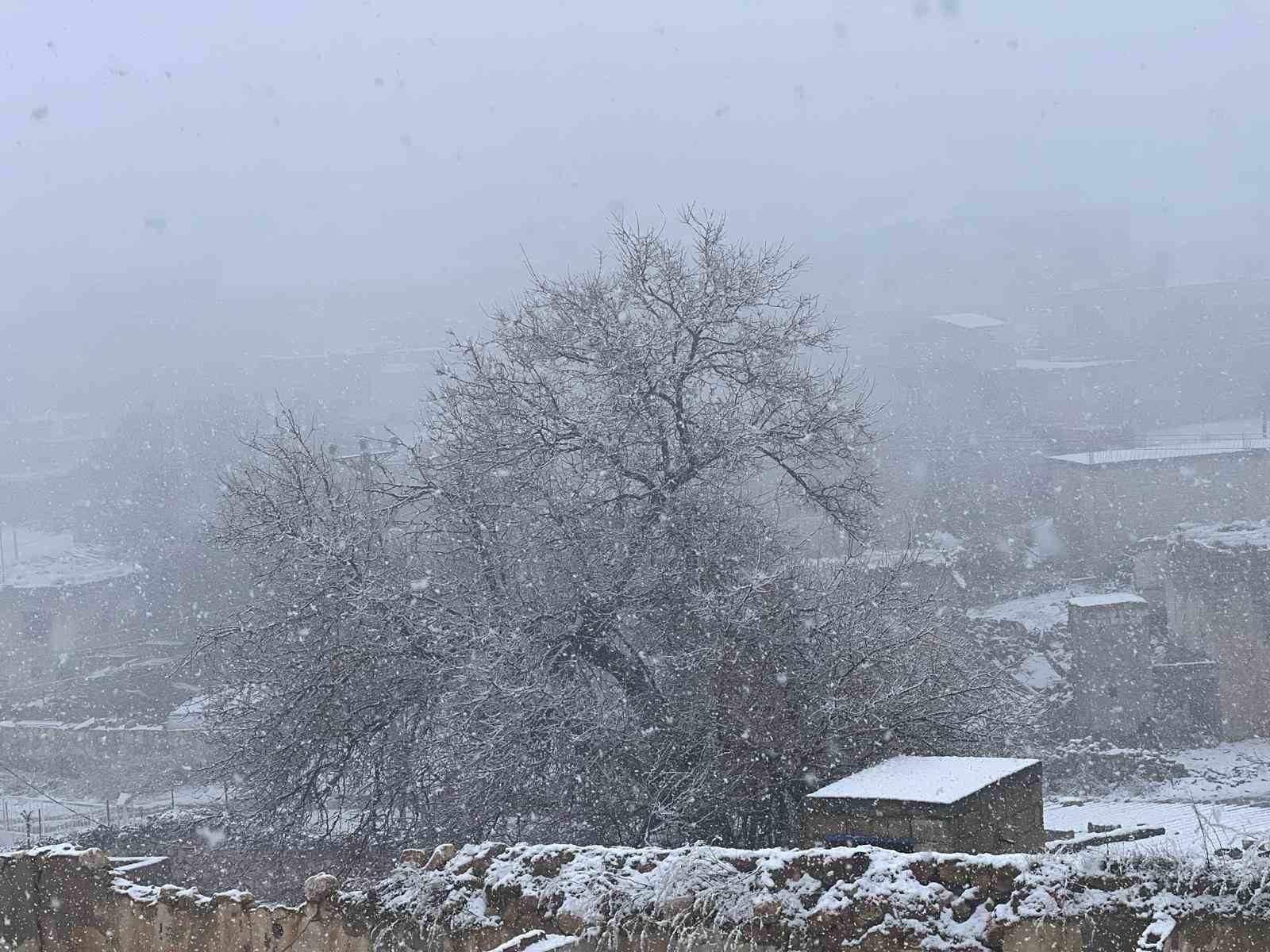 Mardin’de mevsimin ilk karı yağdı
