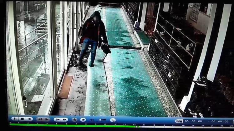 Diyarbakır’da camide ayakkabı hırsızlığı kamerada