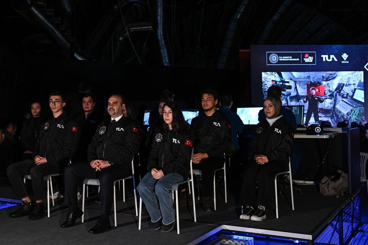 Bakan Kacır, Bursa&rsquo;da ilk T&uuml;rk astronot ile bağlantı kurdu
