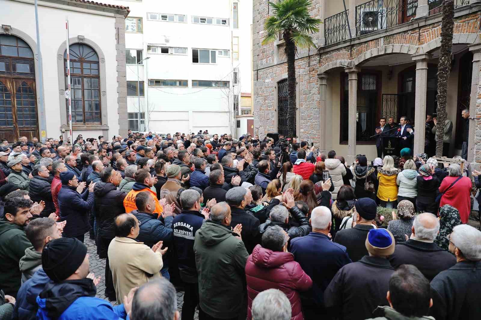 AK Partili Bergama Belediye Başkanı iddialara yanıt verdi: “İtibar suikastı başlatıldı”
