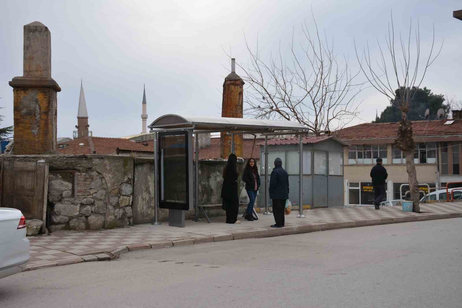 Zile’de otobüs durakları yenilendi