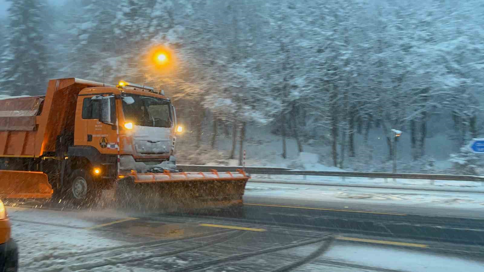 Bolu Dağı geçişinde aralıklarla kar yağışı etkili oluyor
