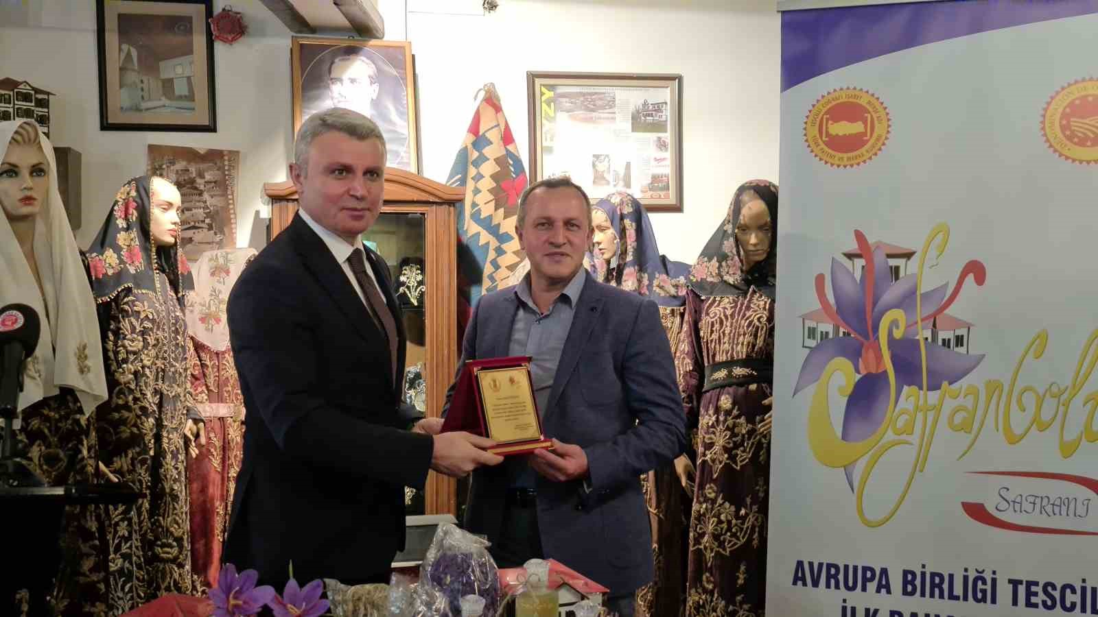 Safranbolu safranı tescil belgesi Vali Yavuz’a teslim edildi
