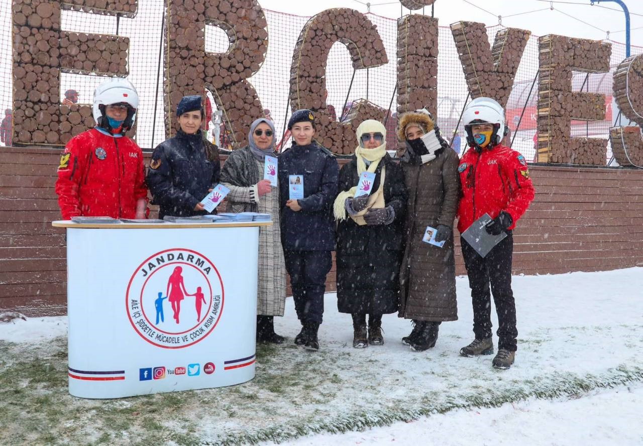 Jandarmadan Erciyes’te tatilcilere KADES bilgilendirmesi