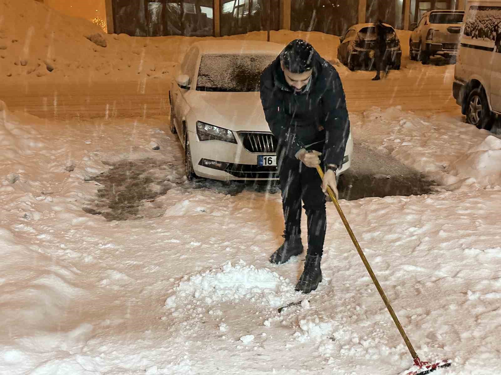 Yüksekova’da kar yağışı başladı