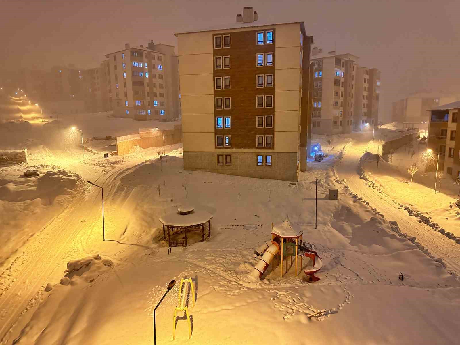 Y&uuml;ksekova&rsquo;da kar yağışı başladı
