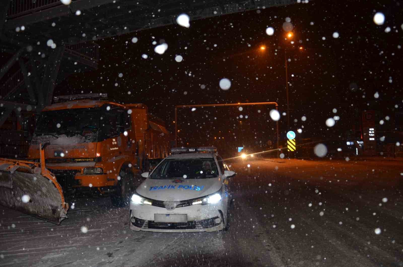 Erzincan’da kar, tipi kazaları beraberinde getirdi: 2 yaralı